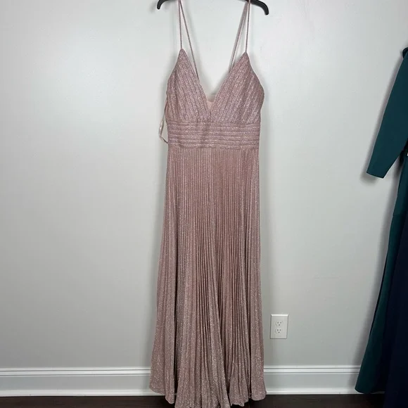Mac Duggal SHIMMER PLEATED V NECK GOWN Rose Gold Size 20 is available for  purchase on au PAY Market - Imported Goods Online Store Co.Ltd. | au PAY  Market - Online Shopping Site